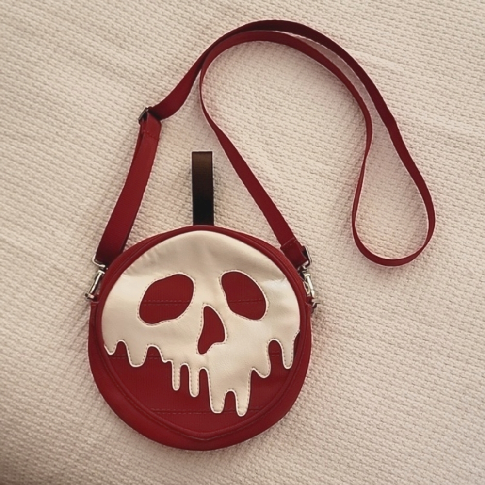 Harveys Disney Villains Snow White Evil Queen Poison Apple Seatbelt Bag Clutch